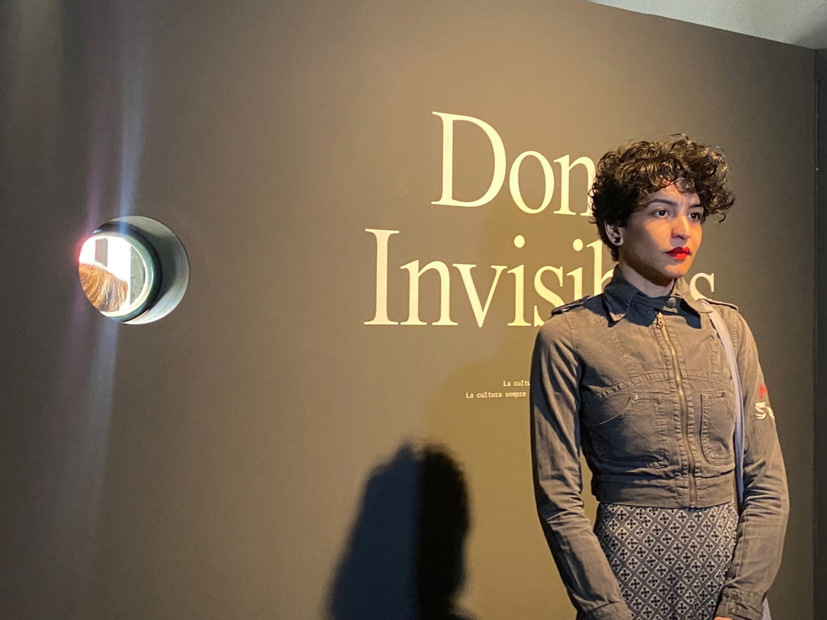 La fotògrafa i participant del projecte 'Traspassant l'Objectiu', Camila Oliveira, a la presentació de l'exhibició 'Dones invisibles'