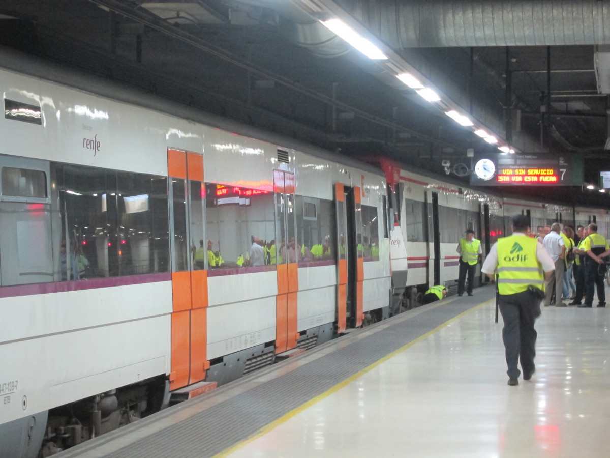 Arxiu - Xoc de 2 trens Rodalies a l'Estació de Sants