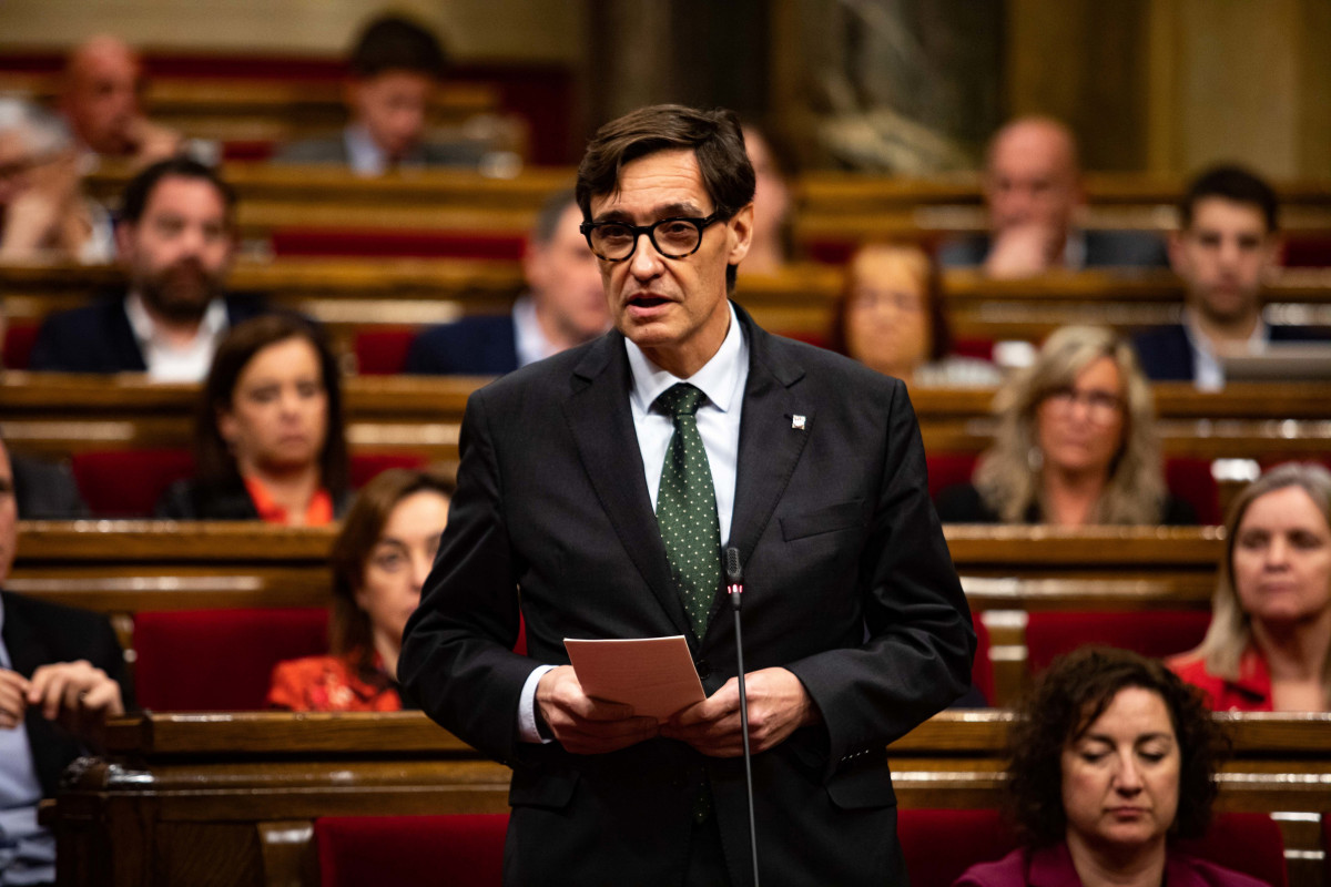 El líder del PSC, Salvador Illa, intervé durant una sessió plenària al Parlament, el 24 de gener del 2023, a Barcelona, Catalunya (Espanya).