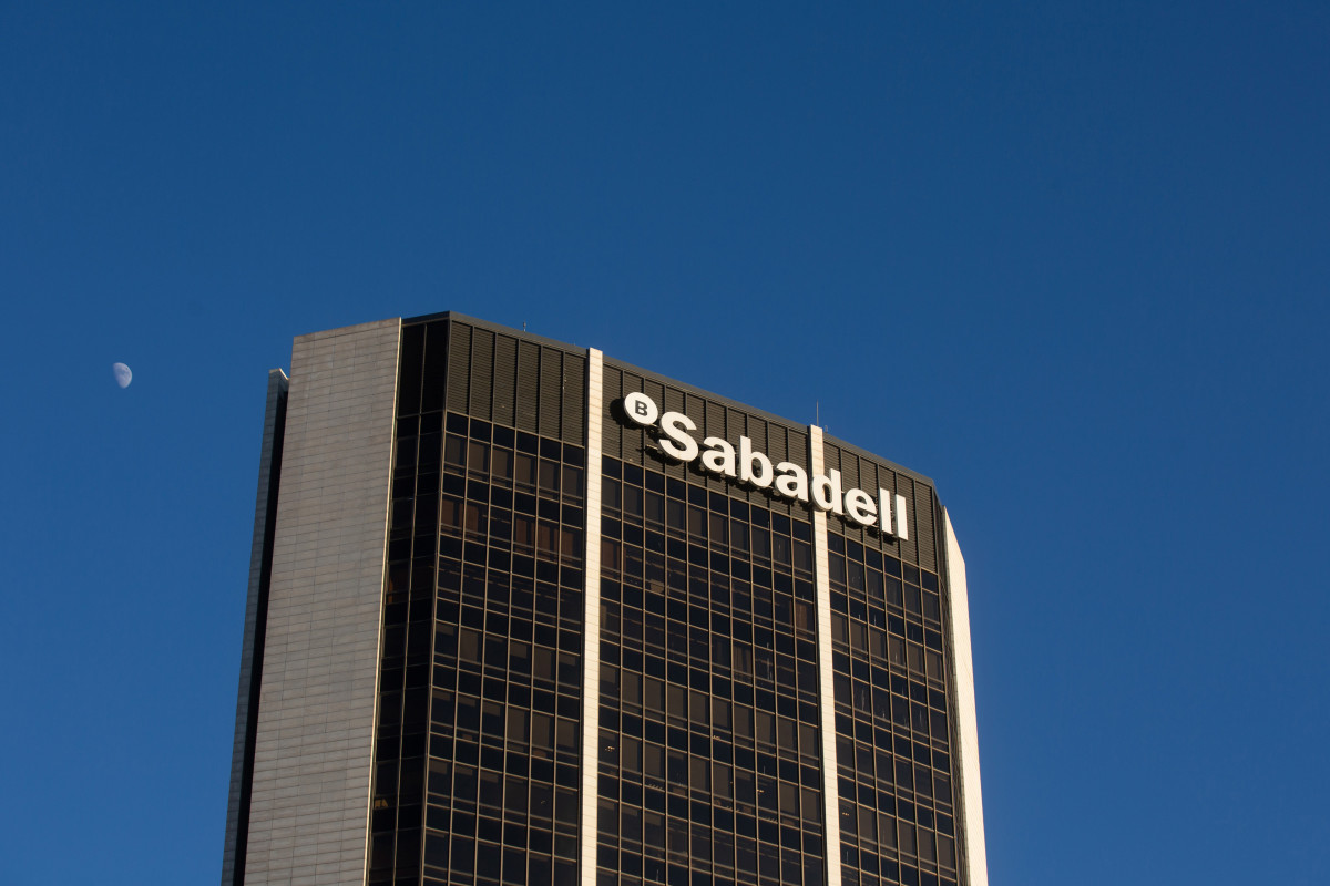 Arxiu - Façana de la seu de Banc Sabadell a Barcelona.