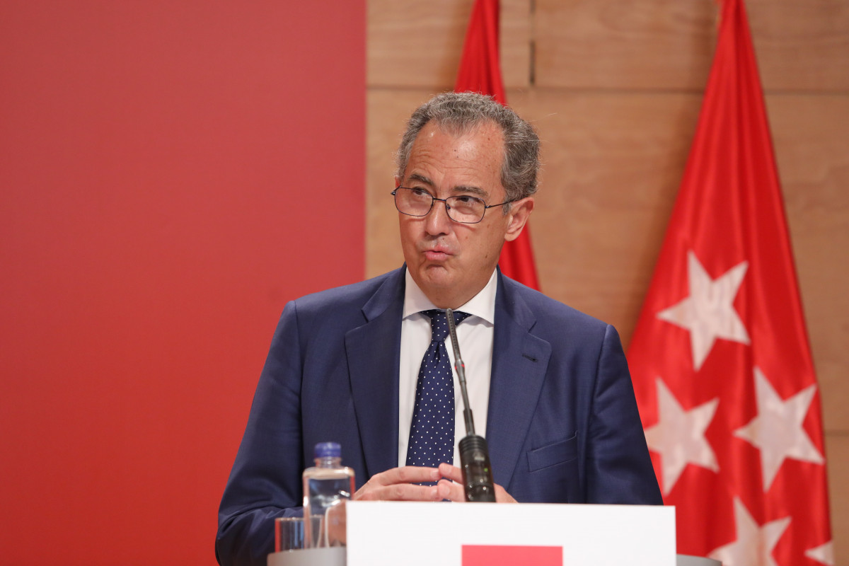 El conseller d'Educació a la Comunitat de Madrid i portaveu regional, Enrique Ossorio, intervé durant una roda de premsa després de la reunió del Consell de Govern, a la Reial Casa de Correus, Madrid (Espanya), el 17 de març del 2021.