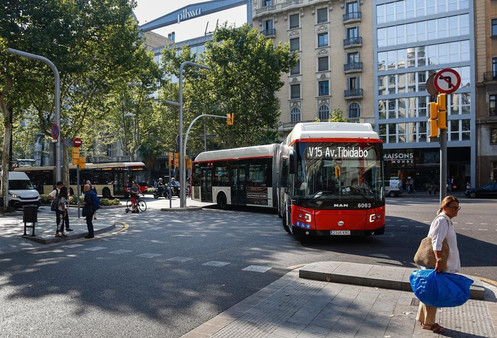 Arxiu - Bus V15 de Barcelona al gir d'avinguda Diagonal i Via Augusta.