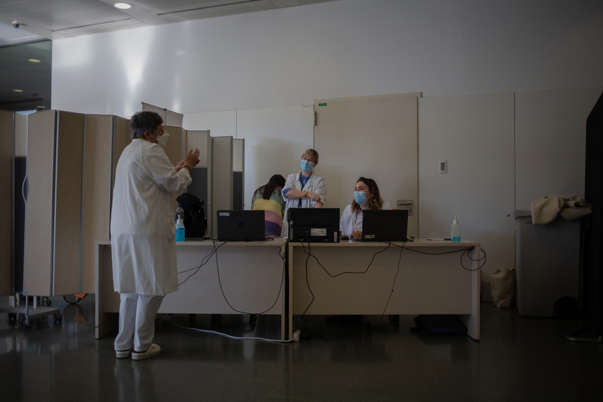 Arxiu - Diverses infermeres reunides durant la preparació de la vacuna de Pfizer-BioNtech contra el COVID-19 a l'Hospital de Santa Creu i Sant Pau de Barcelona.