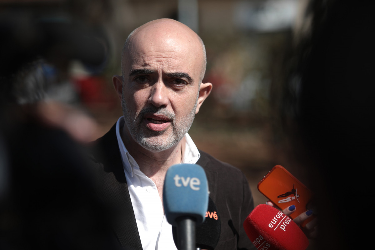 El candidat a l'alcaldia de Barcelona pel PP, Daniel Sirera, atén els mitjans de comunicació durant els actes que organitzen les Comunitats Andaluses de Catalunya, el 5 de març del 2023 a Barcelona.