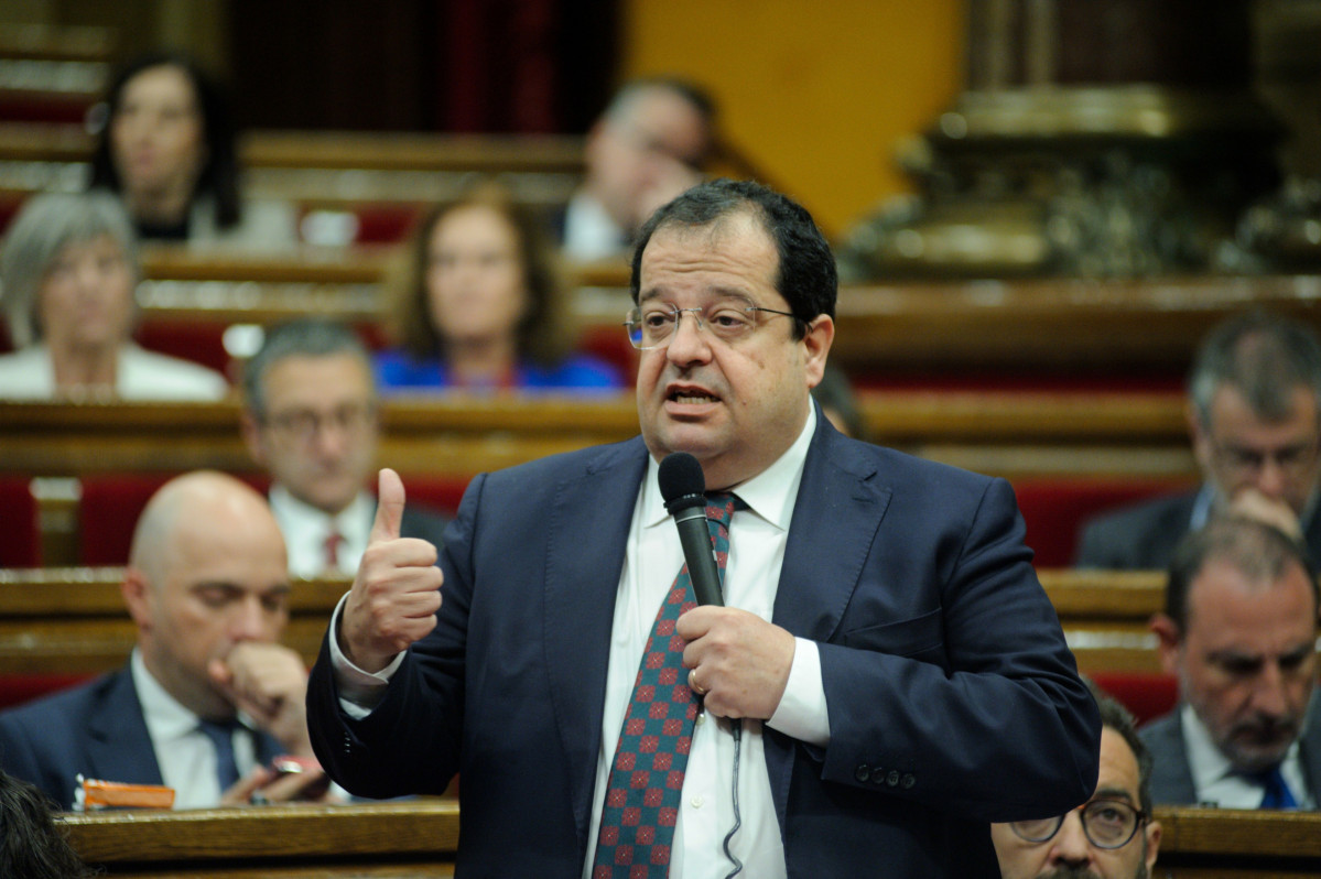 El conseller d'Interior, Joan Ignasi Elena, intervé durant una sessió plenària al Parlament, el 22 de març del 2023, a Barcelona, Catalunya (Espanya).