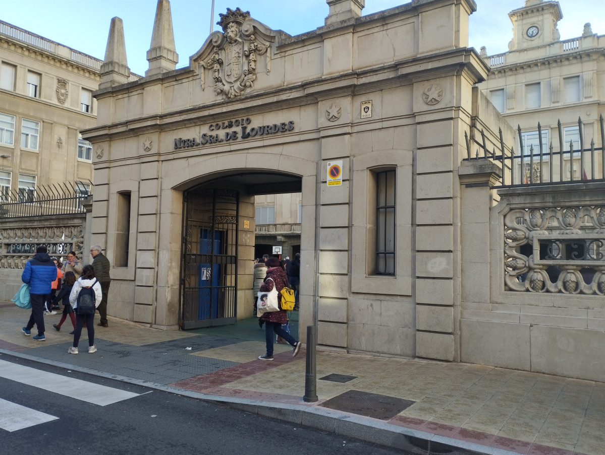 Catalunya press Porta principal del Col·legi La nostra Seu00f1ora de Lourdes.