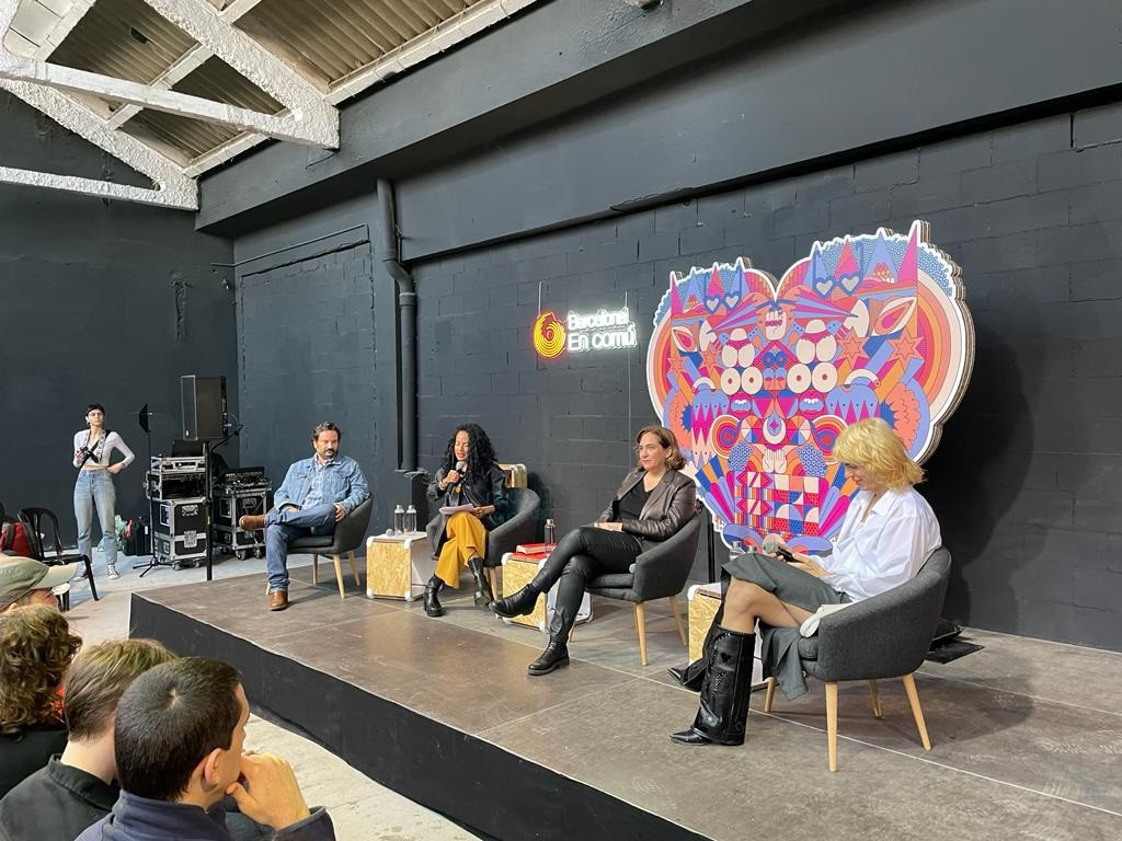 Roy Galán, Jess González, Ada Colau i Samantha Hudson a la trobada 'Feminismes Compartits' celebrada a Barcelona.
