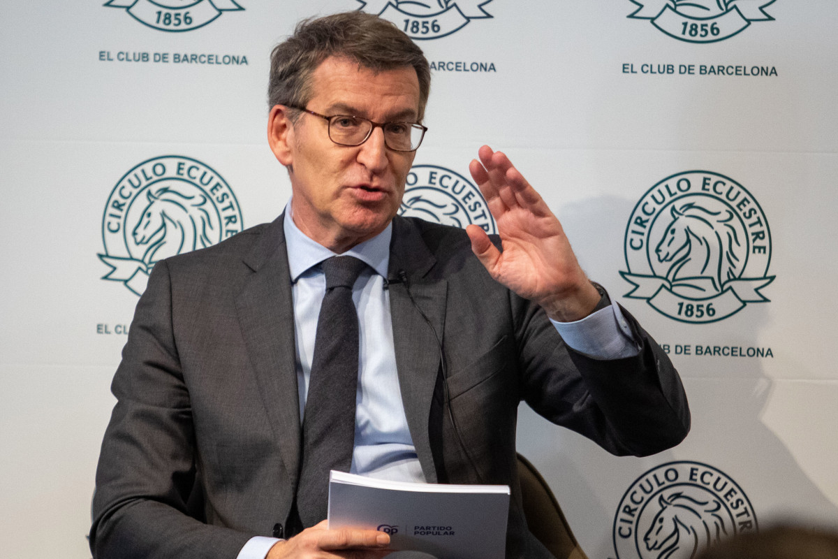 El president del Partit Popular, Alberto Núñez Feijóo, intervé en un col·loqui, el 26 de gener del 2023, a Barcelona, Catalunya (Espanya). Feijóo ha explicat avui el seu projecte en una trobada organitzada pel Círculo Ecuestre. El cap de l'oposició ha