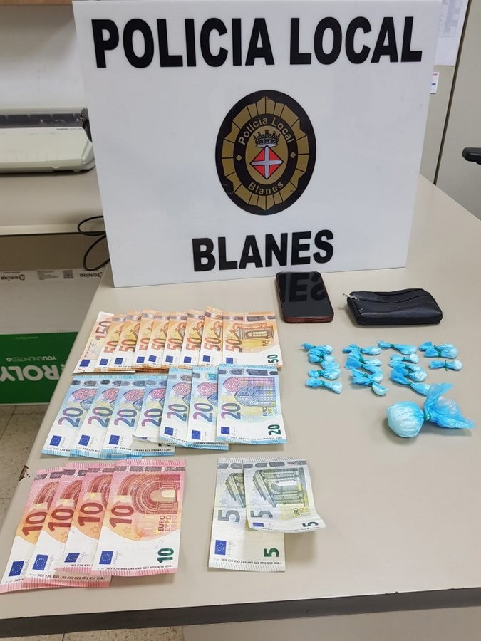 Material comissariat d'un presumpte traficant de drogues que va intentar fugir de la Policia de Blanes