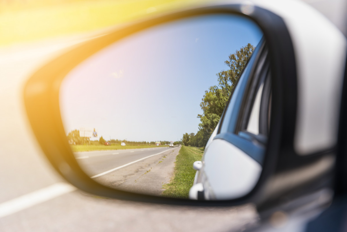Carretera reflectida retrovisor