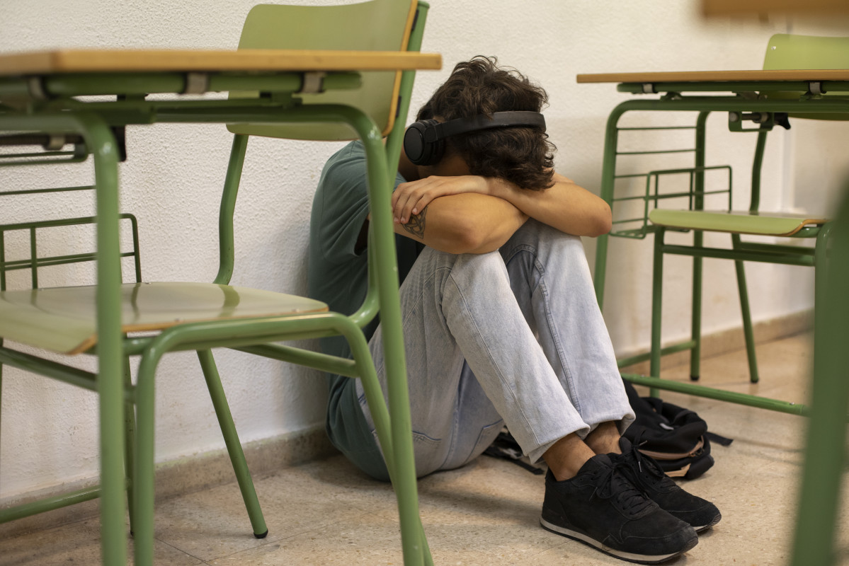 Trist adolescent escola tir complet