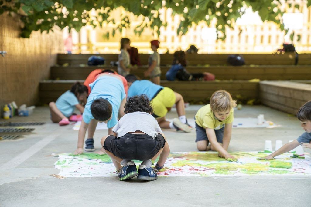Nens participant a una de les activitats de la campanya municipal de vacances d'estiu.