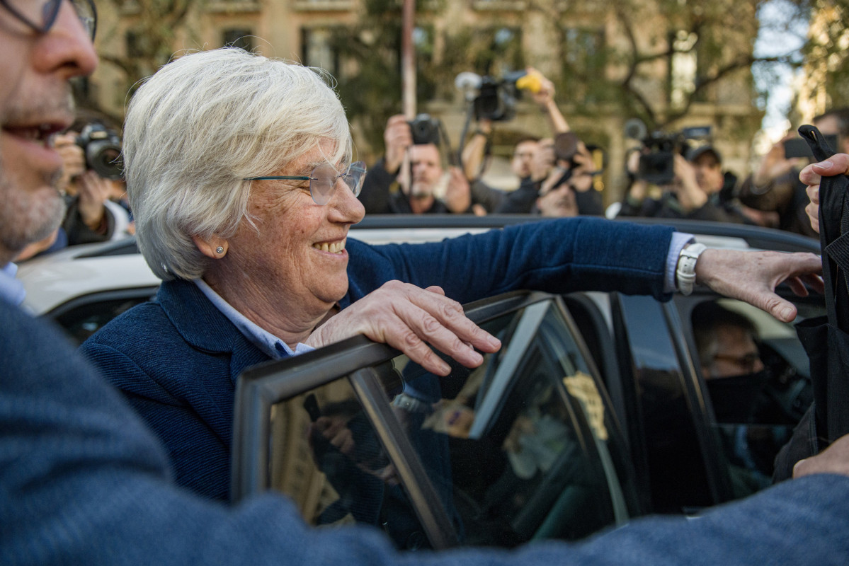 L'eurodiputada de Junts i exconsellera Clara Ponsatí el 28 de març, dia que la van detenir a Barcelona, entra en un cotxe dels mossos sense logotipar.