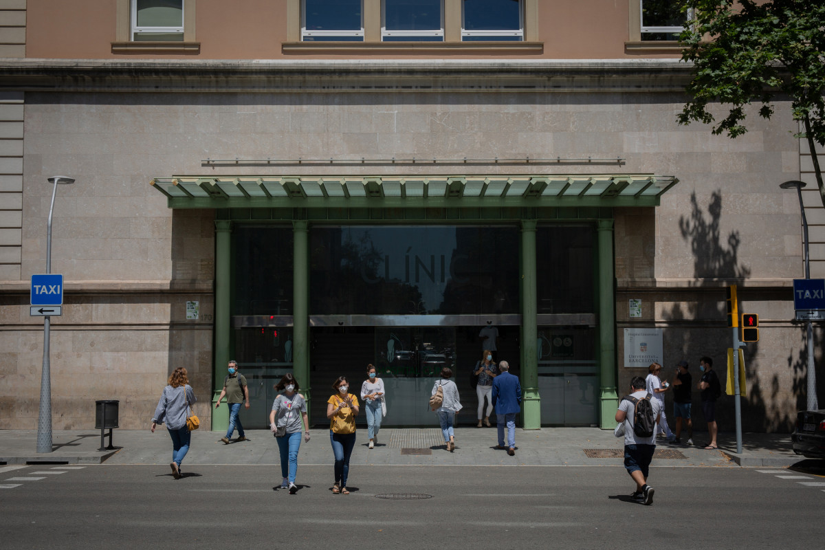 Arxiu - Diverses persones caminen a prop de la porta de l'Hospital Clínic de Barcelona