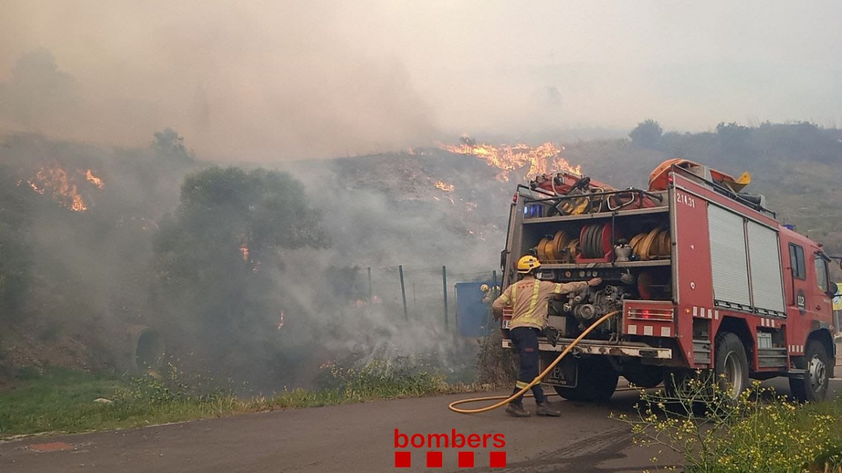 Bombers de la Generalitat treballant a l'incendi