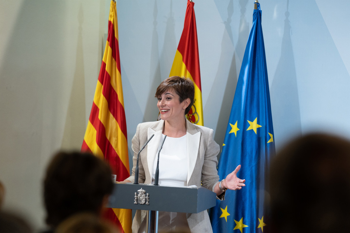 La portaveu del Govern i ministra de Política Territorial, Isabel Rodríguez, a la presa de possessió del nou delegat del Govern a Catalunya, Carlos Prieto.