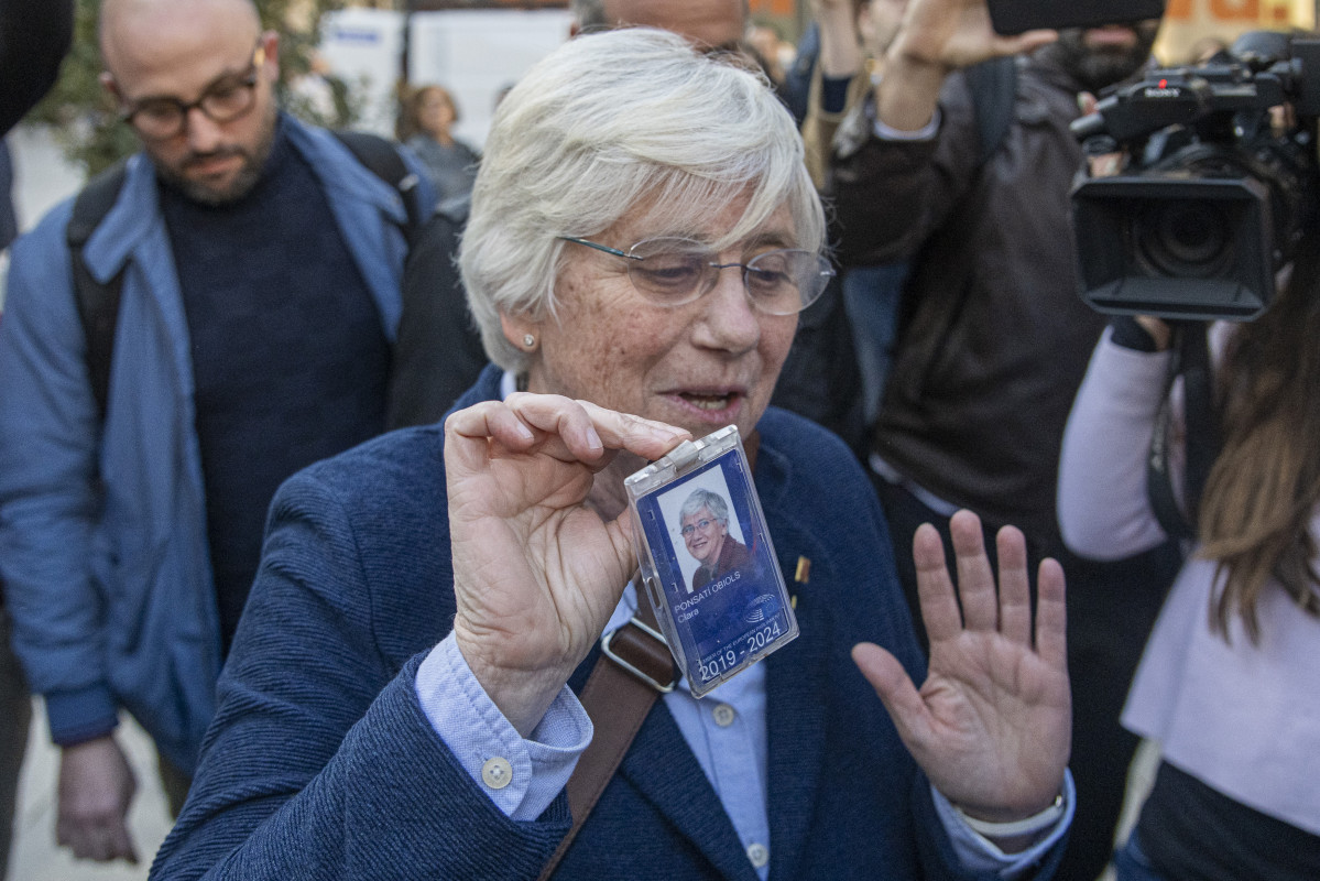 L'exconsellera d'Educació de la Generalitat Clara Ponsatí és detinguda a la plaça Catalunya de Barcelona, el 28 de març de 2023, a Barcelona, Catalunya (Espanya).