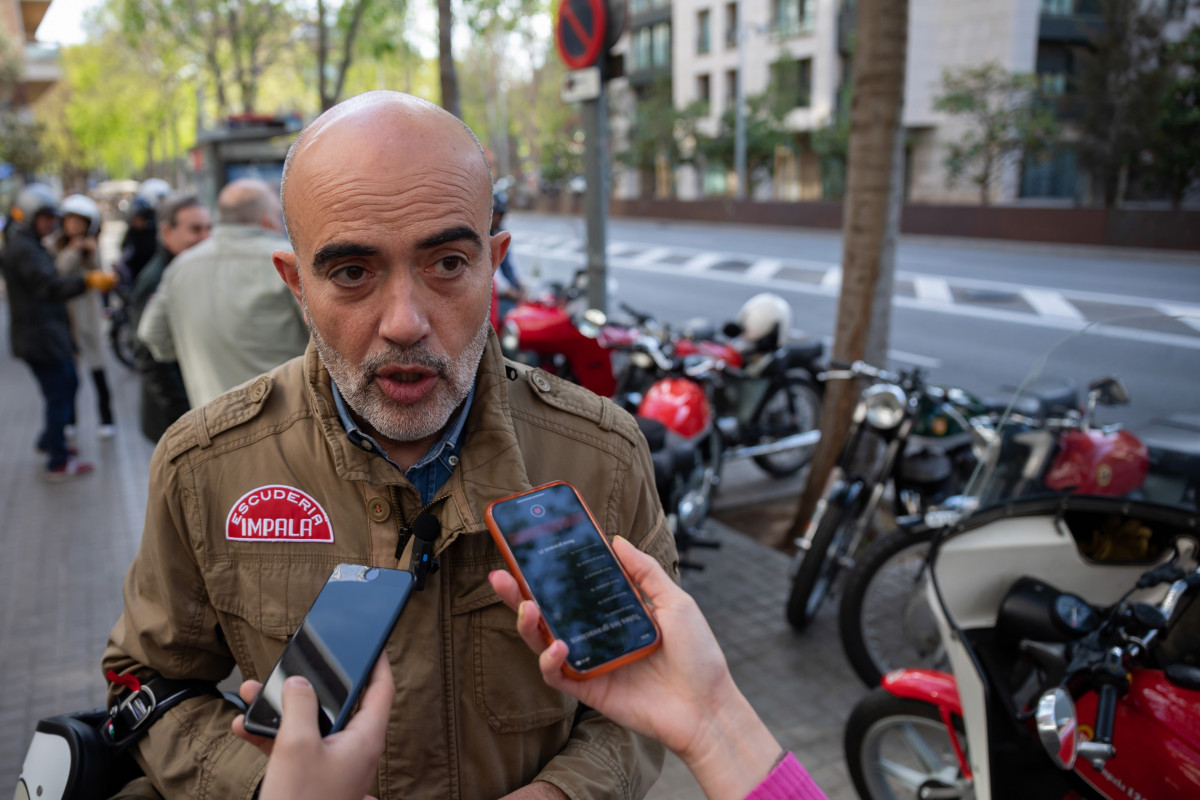 El candidat del PP a l'alcaldia de Barcelona, Daniel Sirera, en declaracions als periodistes al barri de Sarrià de Barcelona abans de participar a la ruta amb moto organitzada per l'associació Círculo Impala Barcelona.