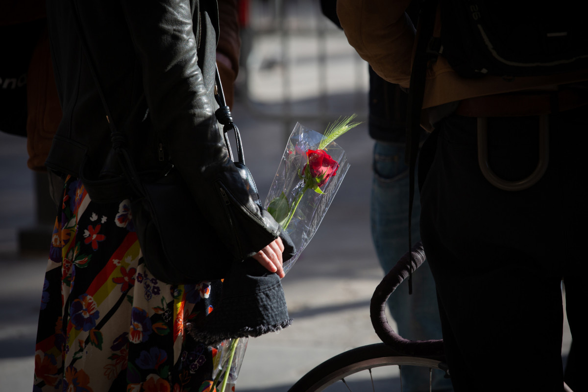 Arxiu - Una dona amb una rosa a la Plaça Reial de Barcelona el dia de Sant Jordi