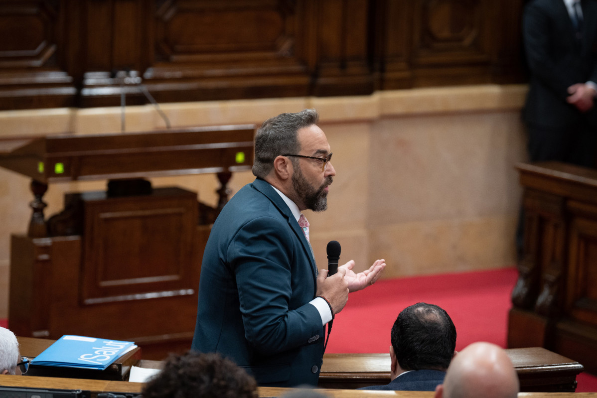El conseller de Territori en un ple del Parlament