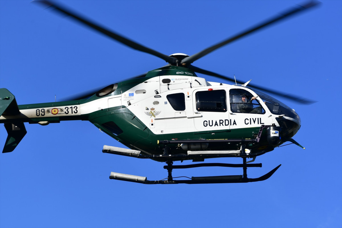 EuropaPress 5117938 helicòpter sobrevola zona sidi ibrahim 14 abril 2023 ceuta espana forces