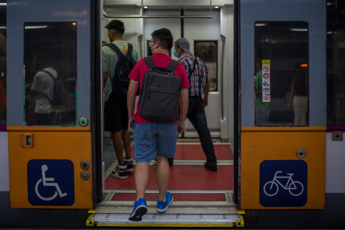 Arxiu - Viatgers entren a un tren en una de les andanes de l'estació de Sants.