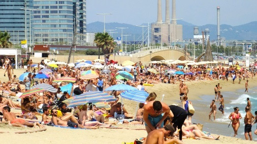 EuropaPress 4321118 banistes platja mar bella barcelona