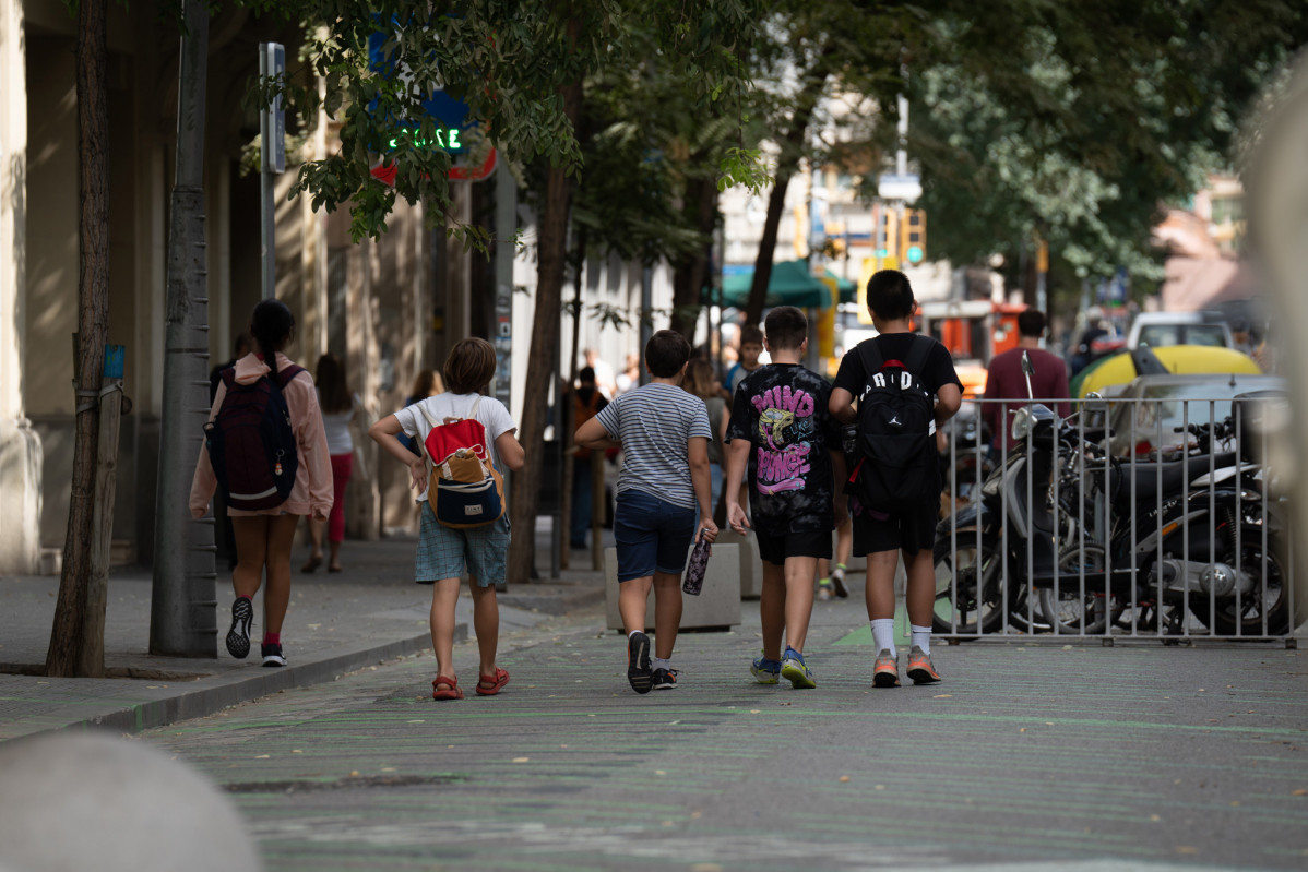 Imatge d'arxiu - Diversos nens caminen a la sortida de l'escola el 23 de setembre del 2022, a Barcelona, Catalunya (Espanya).