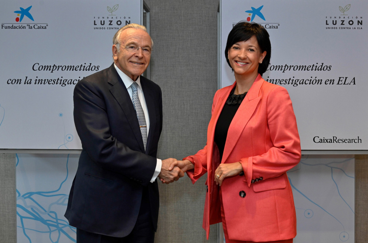 El president de la Fundació La Caixa, Isidre Fainé, i la presidenta executiva de la Fundació Francisco Luzón, María José Arregui, han signat la renovació de la col·laboració entre les dues entitats per donar suport a la investigació sobre l'ELA.