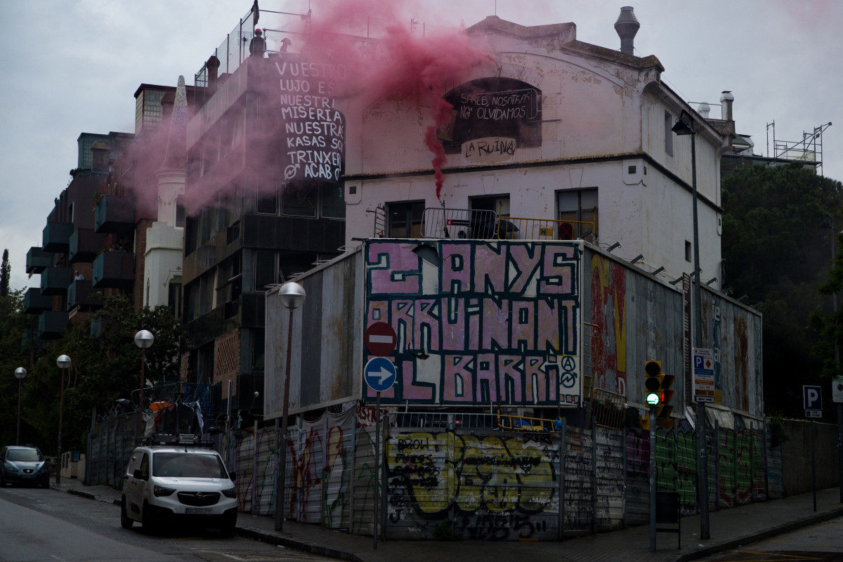 Un dels edificis durant una protesta contra els edificis ocupats 'El Kubo' i 'La Ruïna' a la plaça de Bonanova, a 9 de maig de 2023, a Barcelona, Catalunya (Espanya).
