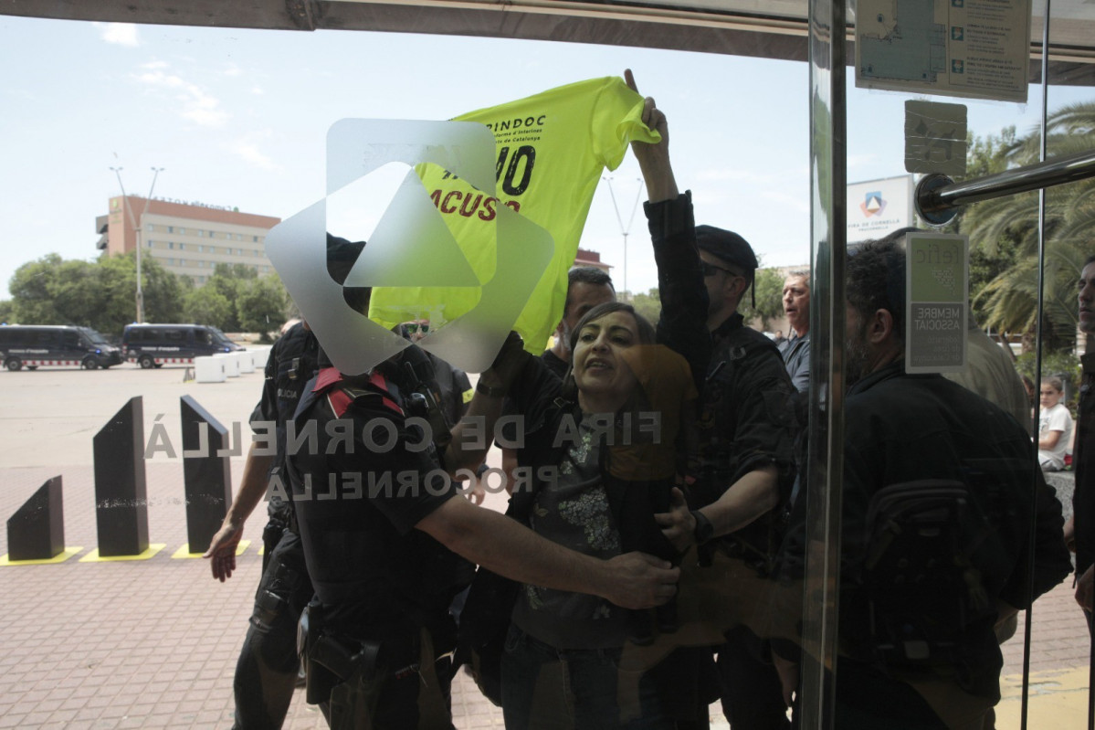 Una vintena de persones protesten contra Cambray davant de l'acte d'ERC a Cornellà (Barcelona)