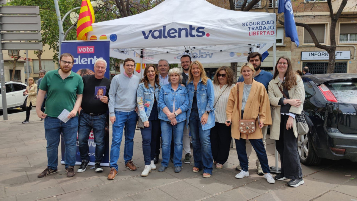 La candidata de Valents a l'alcaldia de Barcelona, Eva Parera, amb altres membres del partit en una roda de premsa per presentar les seves polítiques per a joves.