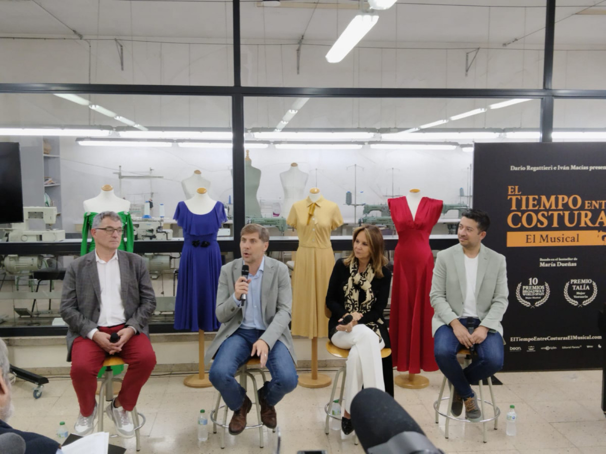 Teatre.L'equip de El temps entre costures