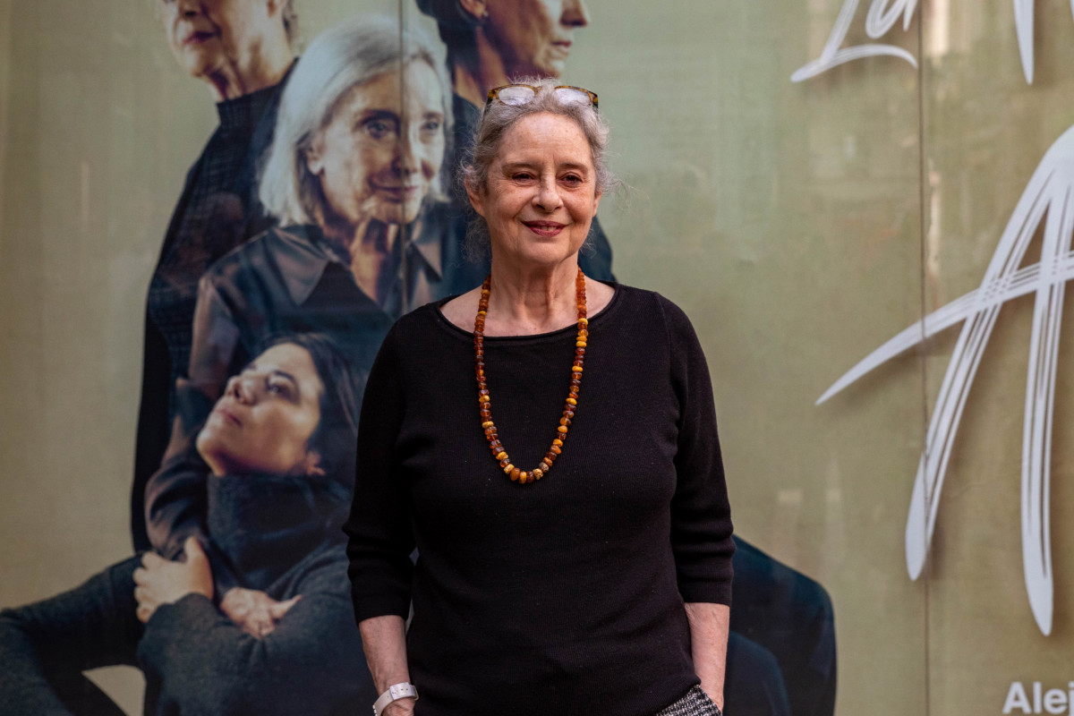 Arxiu - L'actriu Vicky Peña posa en arribar a la presentació de l'obra 'L'illa de l'aire', al Teatre Romea, el 23 de març de 2023, a Barcelona, Catalunya (Espanya). La història està ambientada a Menorca, on una família de cinc dones, guia