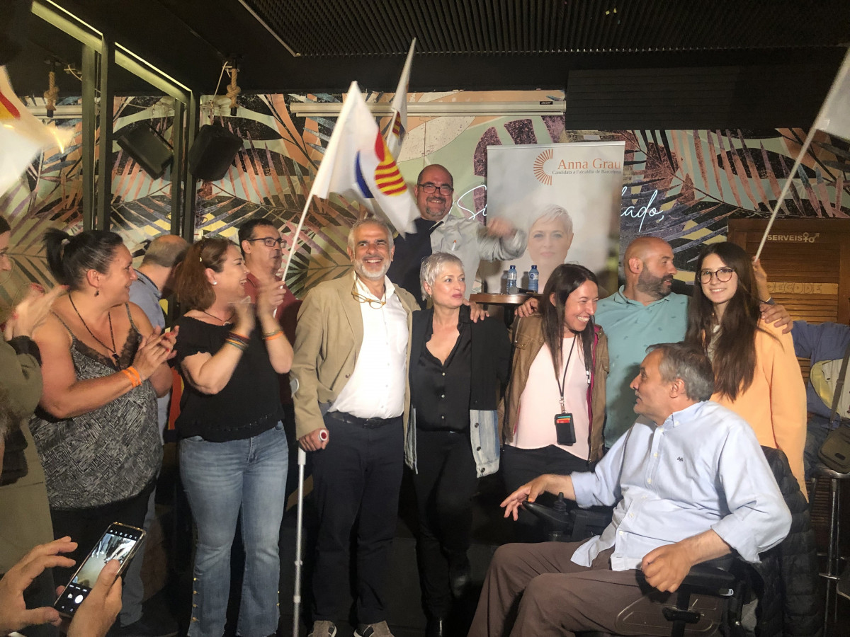 L'alcaldable de Cs a Barcelona, Anna Grau, amb el president del partit a Catalunya, Carlos Carrizosa, i membres de la seva llista a l'acte final de campanya