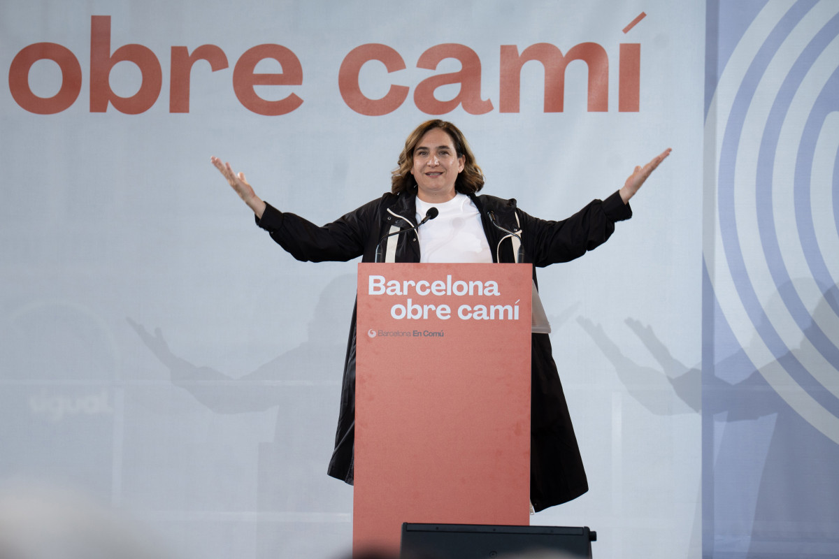 L'alcaldessa de Barcelona i candidata a la reelecció, Ada Colau, intervé en un acte de campanya, a la Plaça Catalunya, el 24 de maig del 2023, a Barcelona, Catalunya (Espanya).