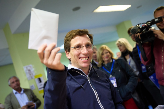 L'alcalde de Madrid i candidat a la reelecció pel Partit Popular, José Luis Martínez-Almeida, exerceix el seu dret al vot al Col·legi Públic José Ortega i Gasset, a 28 de maig de 2023, a Madrid (Espanya).