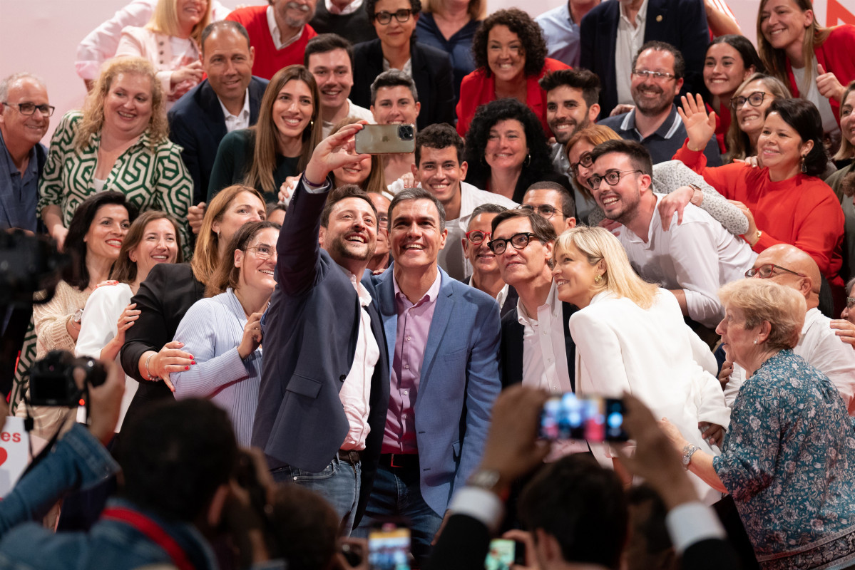 El candidat del PSC a Tarragona, Rubén Viñuales, el president del Govern, Pedro Sánchez, el primer secretari del PSC, Salvador Illa, i la número 2 del PSC a Tarragona, Montse Adan.
