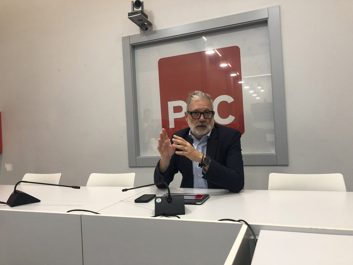 El candidat del PSC-Units a l'alcaldia de Lleida, Fèlix Larrosa, en un contacte informatiu amb periodistes a la seu del PSC a Barcelona.