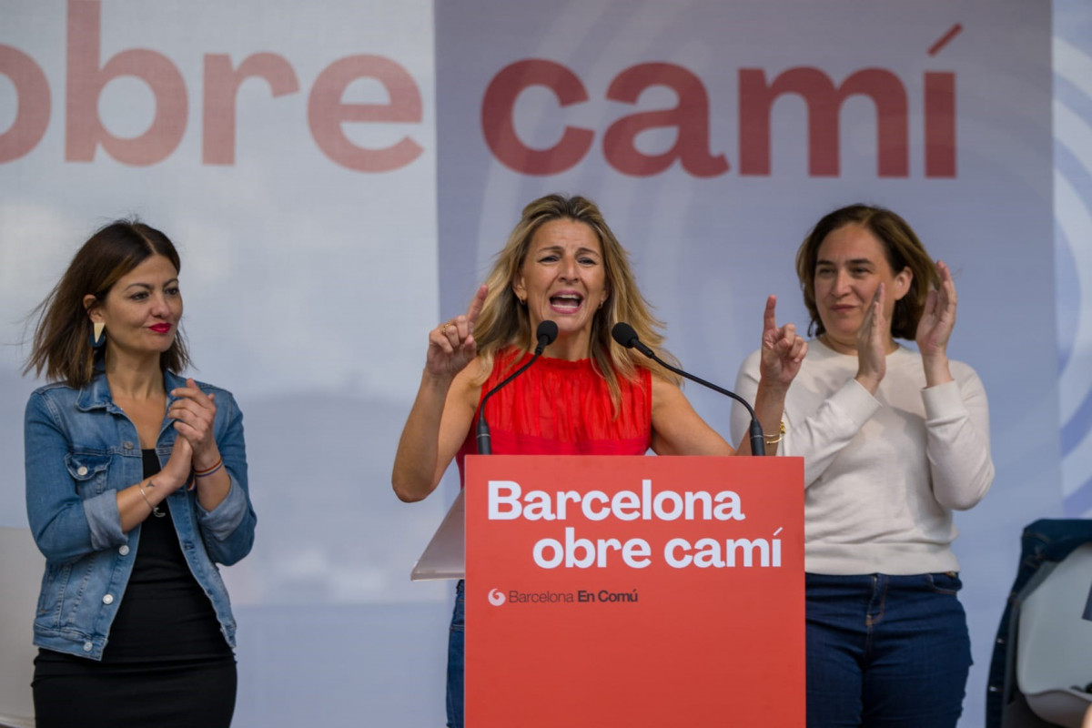 La vicepresidenta segona, Yolanda Díaz, amb l?alcaldessa de Barcelona, Ada Colau, il?eurodiputada d?IU Sira Rego en un acte de la campanya electoral a les eleccions del 28M a Barcelona.