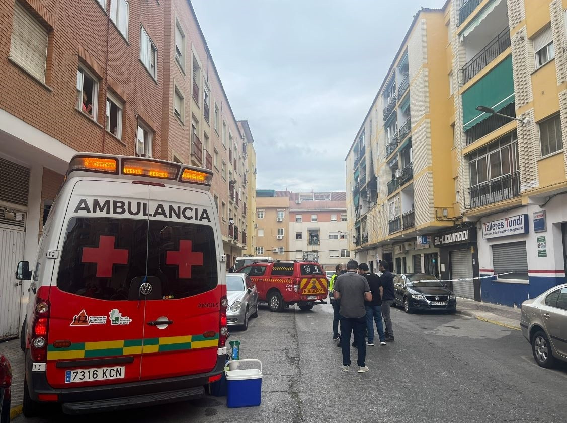 EuropaPress 5241048 ambulància creu vermella desplaçada lloc incendi explosió bloc habitatges