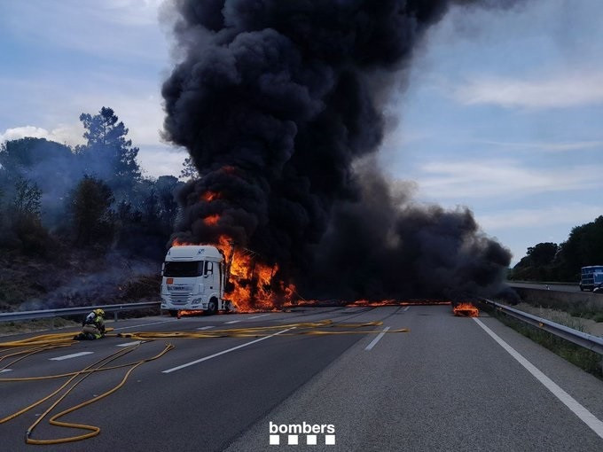 EuropaPress 5242707 incendi crema camion ap 7 altura vilobi donar girona obliga tallar