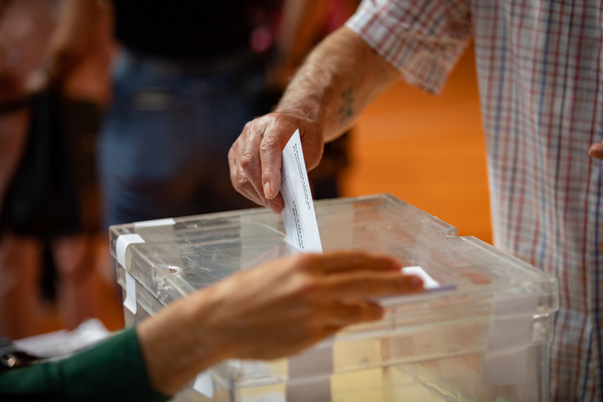Imatge d'arxiu - Una persona exerceix el dret al vot a l'Escola Grèvol, el 28 de maig de 2023, a Barcelona, Catalunya (Espanya).