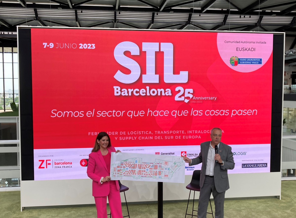 El delegat especial de l'Estat al Consorci de la Zona Franca de Barcelona (CZFB), Pere Navarro, i la directora general, Blanca Sorigué, amb el plànol del SIL 2023.