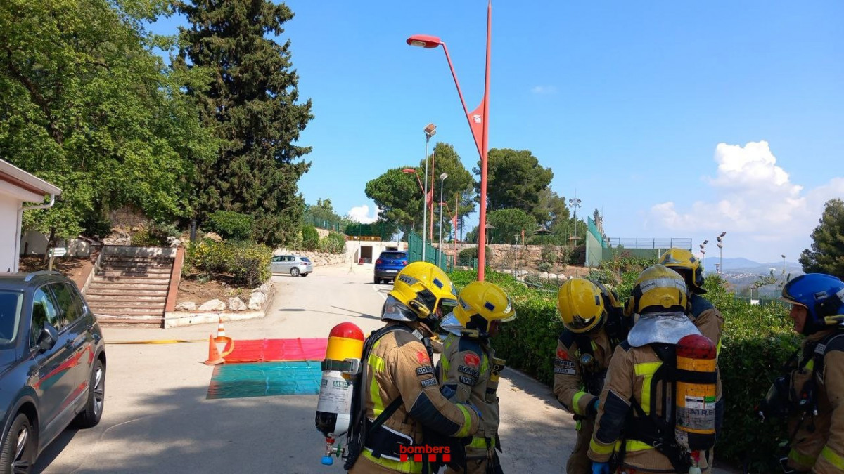 Els Bombers contenen una fuita de clor a la piscina de Sant Andreu de la Barca (Barcelona)