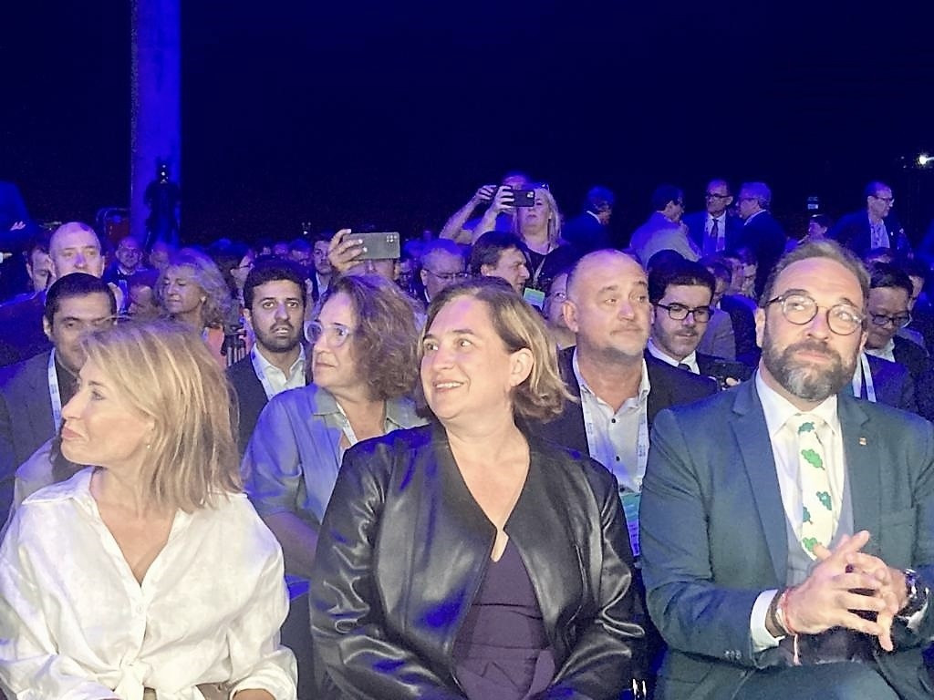 La ministra de Transports Raquel Sánchez, l'alcaldessa en funcions de Barcelona Ada Colau i el conseller de Territori de la Generalitat Juli Fernàndez durant l'acte