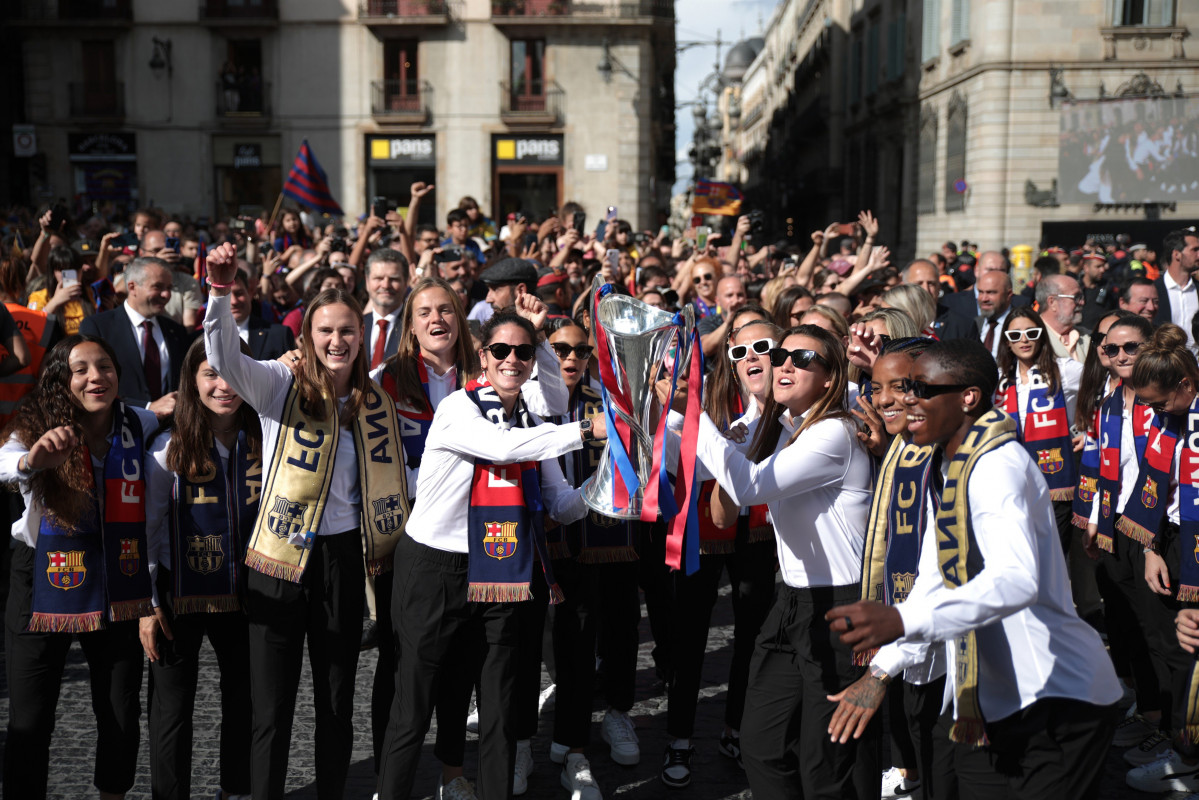 Les jugadores arribant a la plaça Sant Jaume per a la celebració