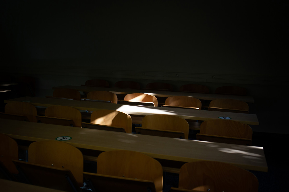 Arxiu - Pupitres de la Facultat d'Economia i Empresa, el dia del començament dels exàmens de selectivitat 2021, el 8 de juny de 2021, a Barcelona