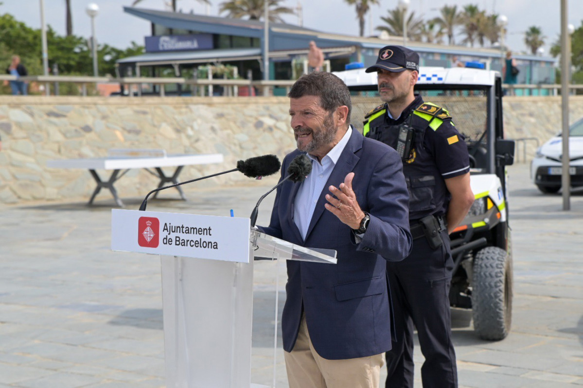 El tinent d'alcalde de Seguretat de Barcelona, Albert Batlle, a la roda de premsa per explicar el dispositiu de la Unitat de Platges.