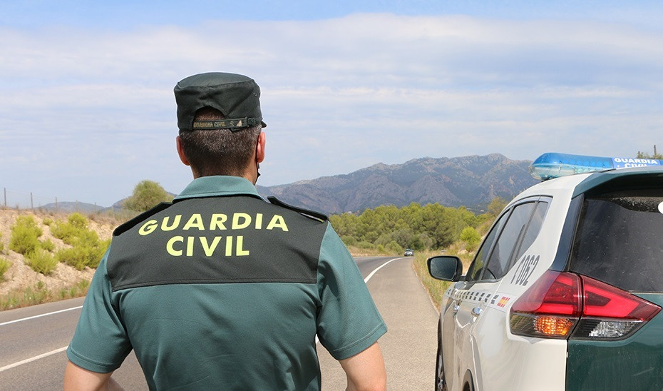EuropaPress 4578187 agent guàrdia civil al costat vehicle carretera foto arxiu